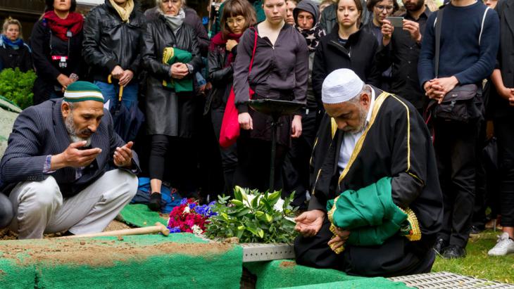 Burial of a dead refugee in Berlin as part of the action "The dead are coming" (photo: picture-alliance/dpa/Geisler Fotopress)