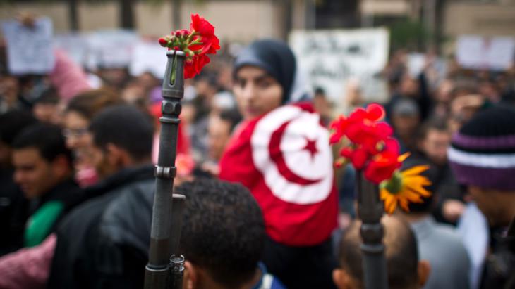 Flowers of the revolution, Tunis – a symbolic image (photo: AFP/Getty Images/M. Bureau)