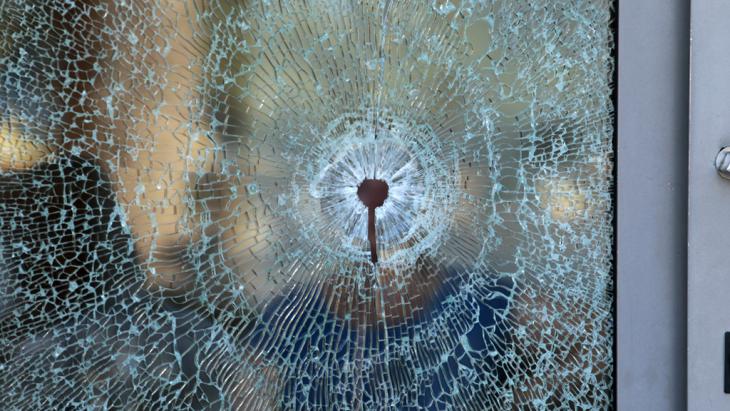 Bullet hole in a window at the "Imperial Marhaba Hotel" (photo: Reuters/Z. Souissi)