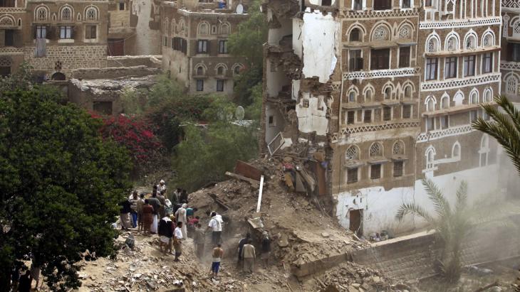Houses in the old quarter of Sanaa destroyed by Saudi jets (photo: picture alliance/Y. Arhab)
