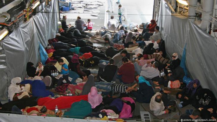 Refugees on board a German ship in the Mediterranean (photo: picture-alliance/dpa/S. Jonack)