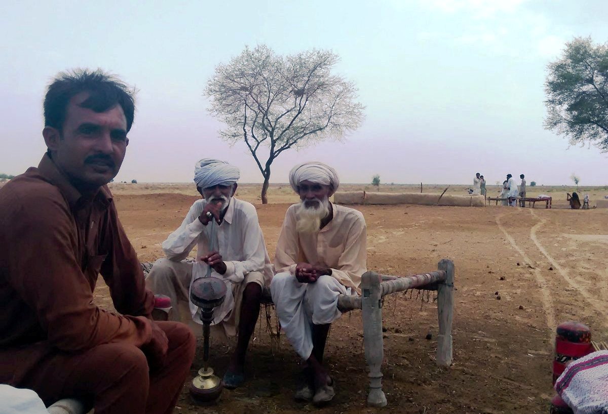 Männer auf einem Charpoy in der Wüste Cholistans. Foto: Usman Mahar