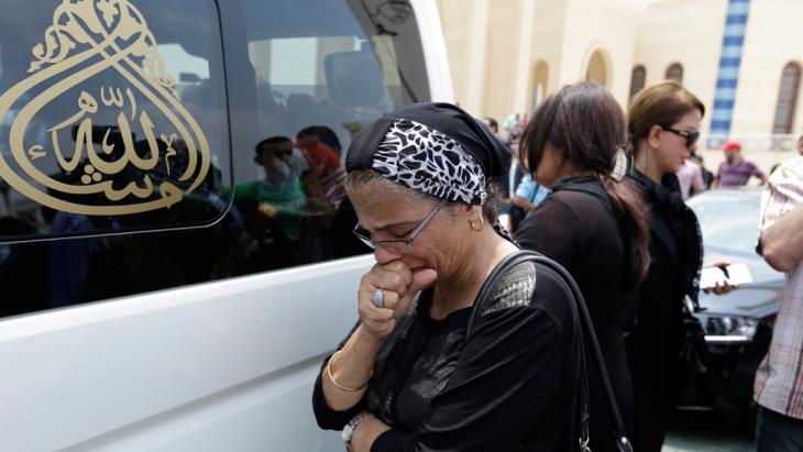 Mourner at the funeral of Omar Sharif in Cairo (photo: picture-alliance/AP Photo/H. Ammar)