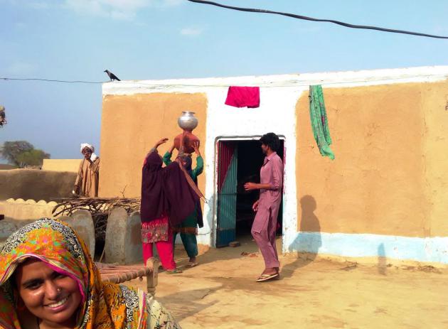 Women get ready to collect water (photo: Usman Mahar)