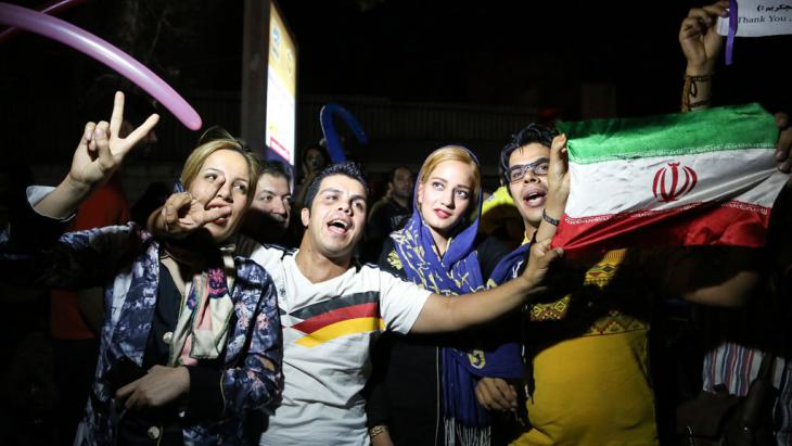 Iranians celebrate the news that an agreement was reached in Vienna (photo: picture-alliance/AA/F. Bahrami)