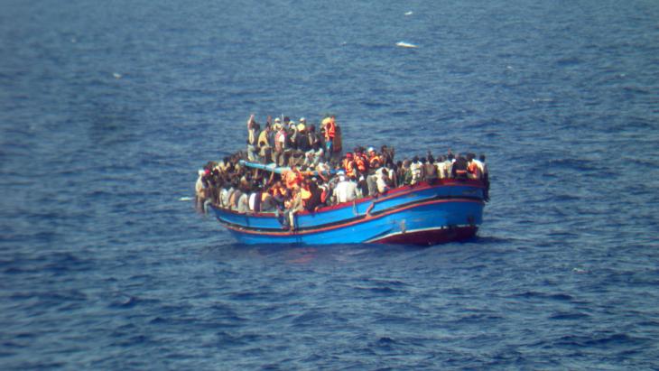 Refugees trying to cross to Mediterranean in a small boat (photo: picture-alliance/dpa/Italian Navy)
