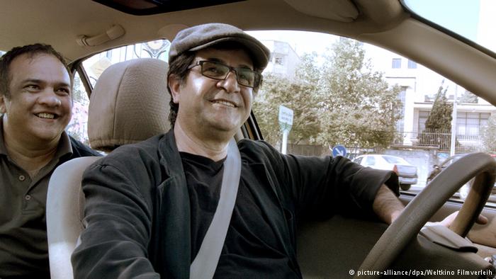 Jafar Pahani and a passenger in "Taxi" (photo: picture-alliance/dpa/Weltkino Filmverleih)