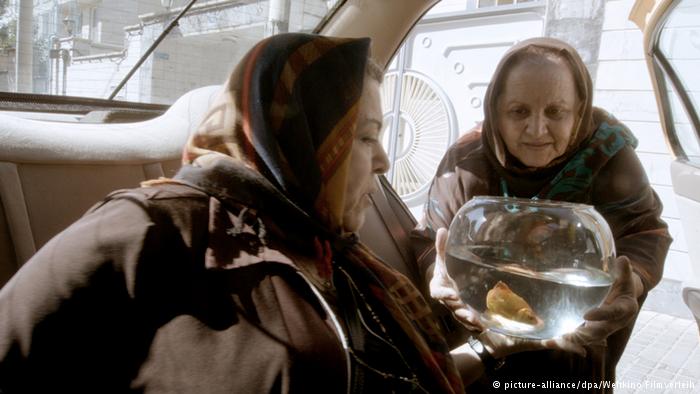 Two women with goldfish in "Taxi" (photo: picture-alliance/dpa/Weltkino Filmverleih)