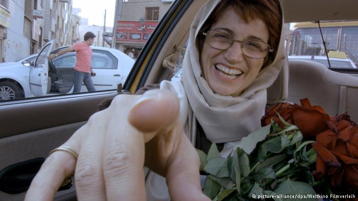  Nasrin Sotoudeh with roses in "Taxi" (photo: picture-alliance/dpa/Weltkino Filmverleih)