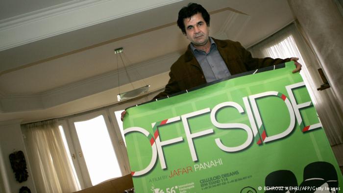 Panahi with the film poster "Offside" (photo: BEHROUZ MEHRI/AFP/Getty Images)