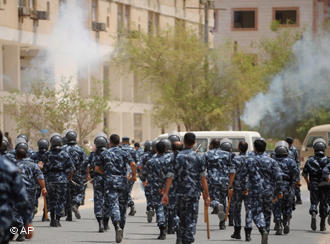 Kuwait's Special Forces disperse a demonstration of Asian workers in Mahboula, Kuwait, 28 July 2008 (photo: AP Photo/Gustavo Ferrari)