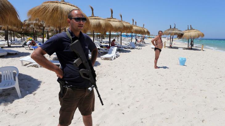 A police officer on the beach in Sousse (photo: picture-alliance/dpa/M. Messara)