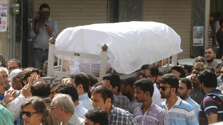 The corpse of the women's rights activist Sabeen Mehmud is carried to her grave, Karachi, April 2015 (photo: DW/R. Saeed)