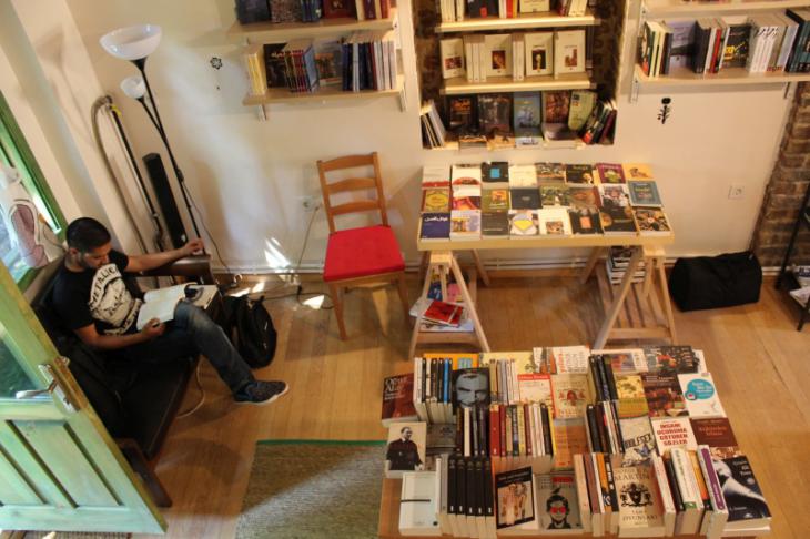 A customer in the Arabic bookshop "Pages" (photo: Ekrem Guzeldere)