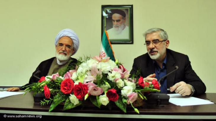 Mehdi Karroubi (left) and Mir Hossein Moussavi holding a joint press conference (photo: www.sahamnews.org)