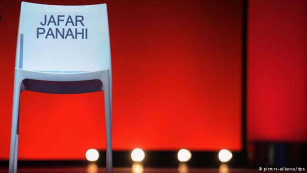 An empty chair with Jafar Pahani's name on it (photo: picture-alliance/dpa)