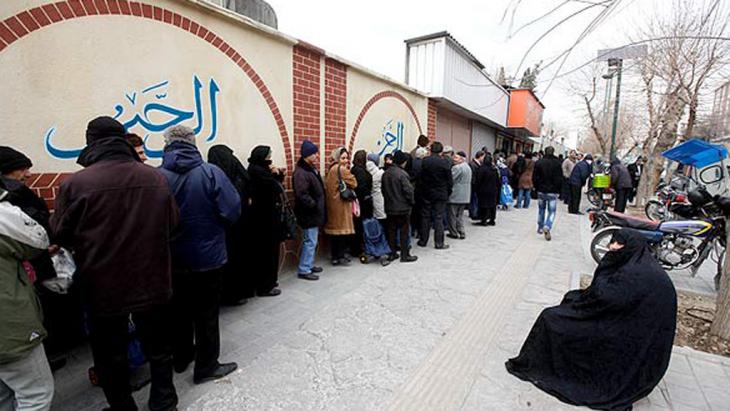 People queuing for subsidised food in Tehran (photo: Mehr)