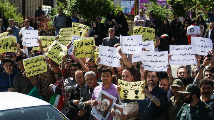 Workers protesting during a visit by President Rouhani to Tabriz (photo: ISNA)