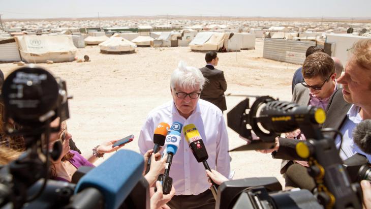 Frank-Walter Steinmeier and journalists at the Zaatari refugee camp (photo: picture-alliance/dpa/J. Carstensen)