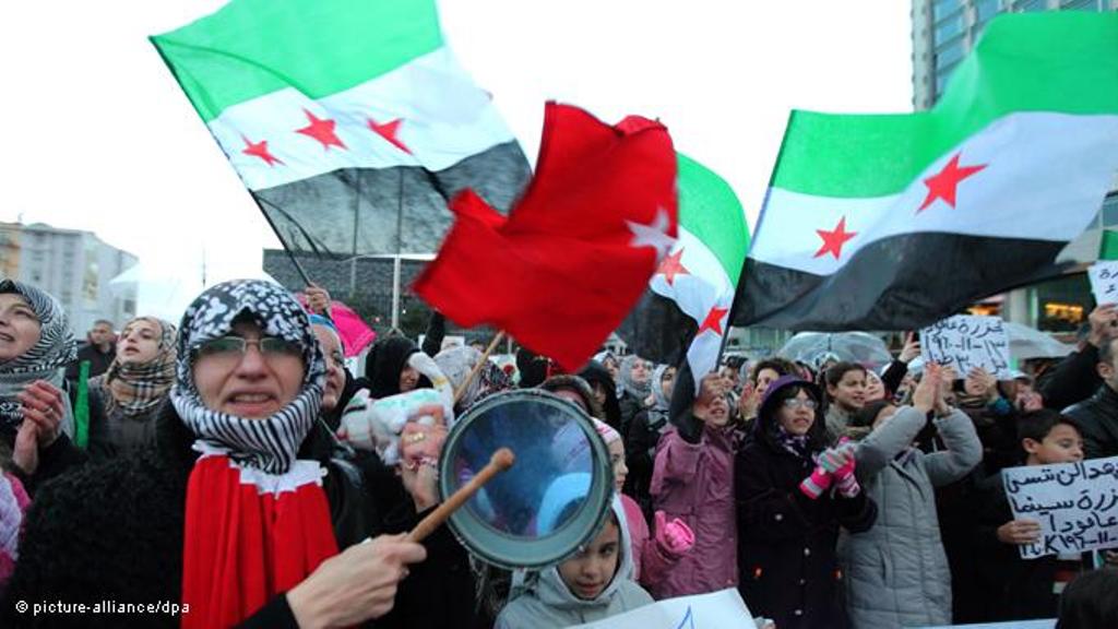 Syrian and Turkish protestors shout anti-Assad slogans during a demonstration in Istanbul, Turkey 13 November 2011 (photo: picture-alliance/dpa)