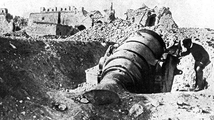Cannon in Fort Seddil-Bahr, which was occupied by British and French troops, Gallipoli, 1915 (photo: picture-alliance/bildarchiv)