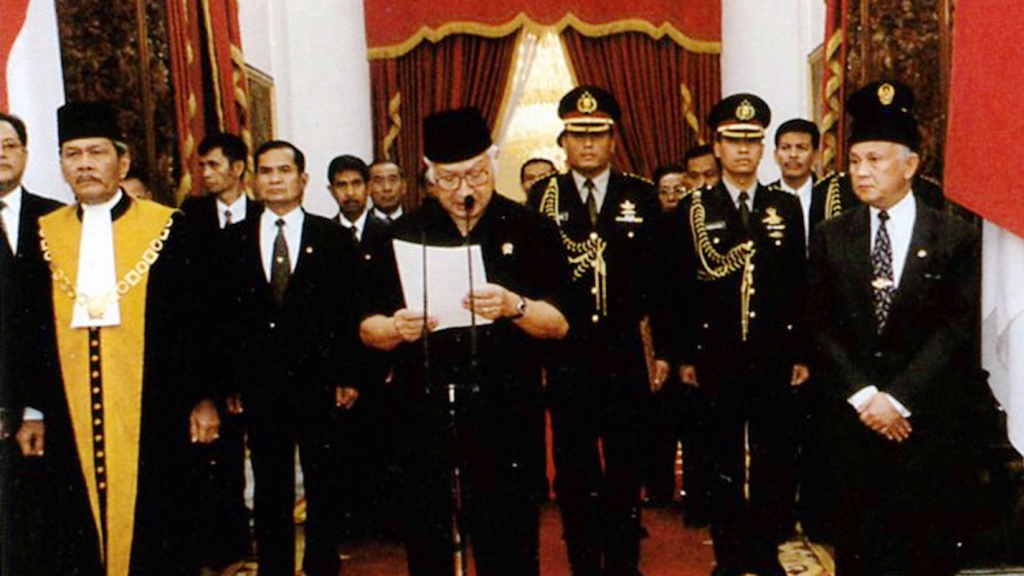 Indonesiens Dikator Suharto erklärt 1998 seinen Rücktritt; Foto: picture alliance/CPA Media 