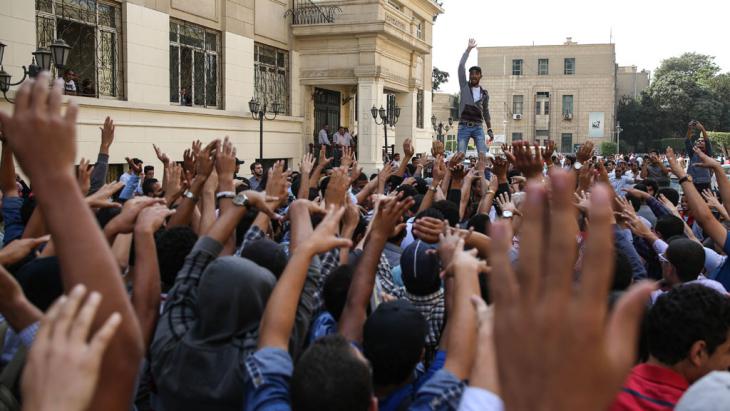 مظاهرات للطلاب في القاهرة عام 2014. demonstration-studenten-kario-okt_2014_foto_picture-alliance_aa_m-hossam