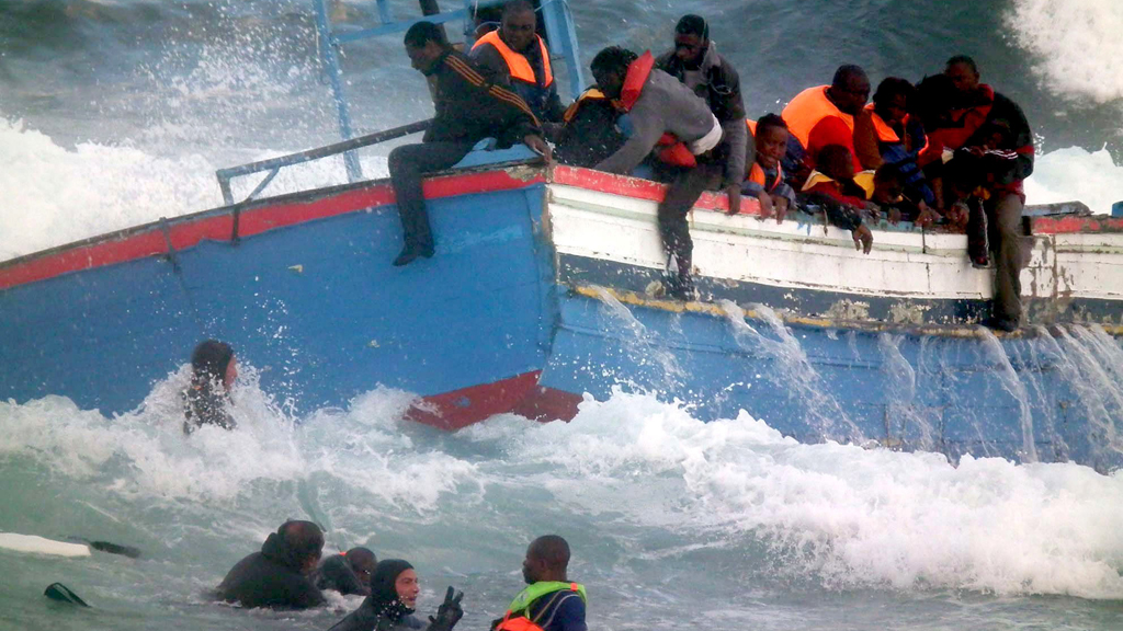 Flüchtlinge in Seenot vor der sizilianischen Insel Pantelleria; Foto: picture-alliance/dpa/F. Lannino/S. Gabriele
