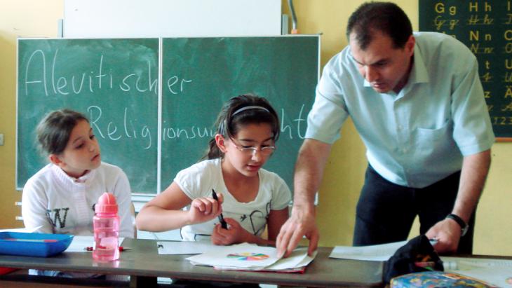 A class in Alevi religious education in the federal state of Hesse (photo: Jorn Perske dpa/lhe)