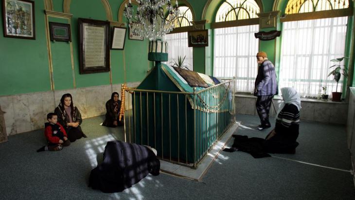 Alevis at the shrine of Saint Karaca Ahmet Sultan in Istanbul (photo: AP)