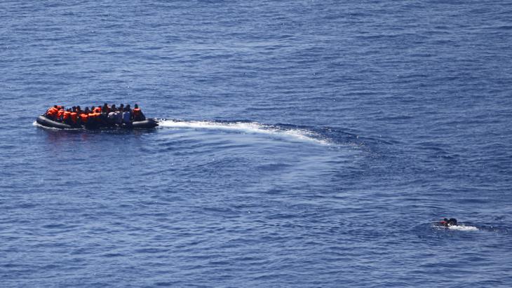 Refugee boat en route to Lesbos (photo: Reuters/M. Sezer)