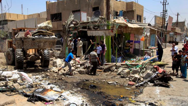 Aftermath of a bomb attack on a Shia district in Baghdad (photo: picture-alliance/dpa)