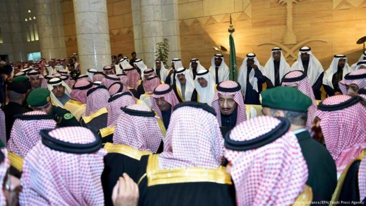 Saudi men (photo: picture-alliance/EPA/Saudi Press Agency)