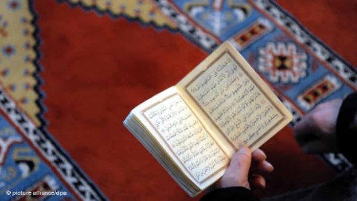A devout Muslim reading the Koran in the Fatih Mosque in Essen, Germany (photo: picture-alliance/dpa)