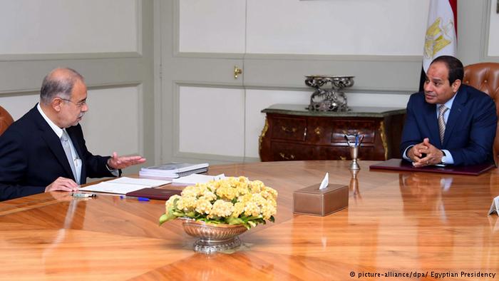 Egypt's President al-Sisi and premier-designate Sherif Ismail (photo: picture-alliance/dpa)