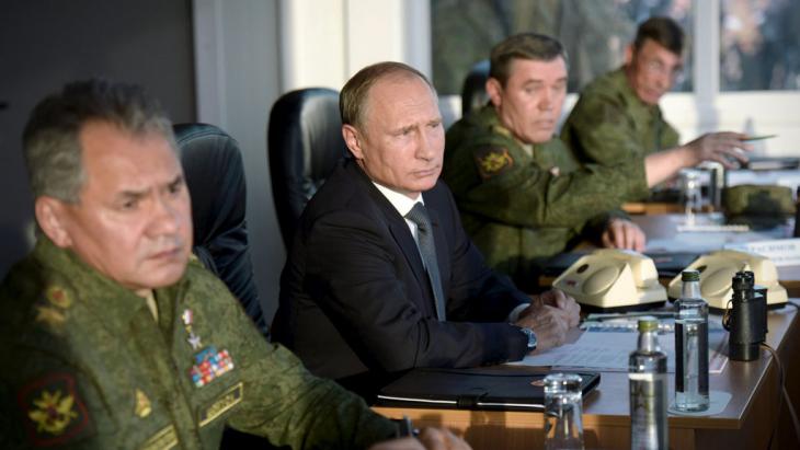 Vladimir Putin oversees Russian military manoeuvres (photo: Reuters/Ria Novosti/A. Nikolsky)