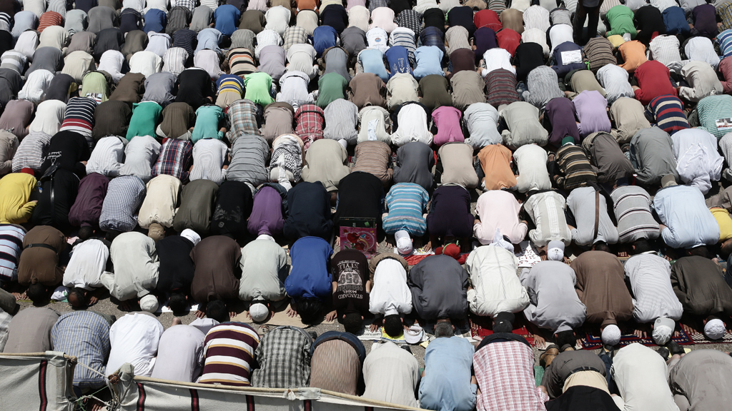 Muslims praying near Rabia Al Adawiyya mosque in Cairo (photo: ITAR-TASS / Denis Vyshinsky)