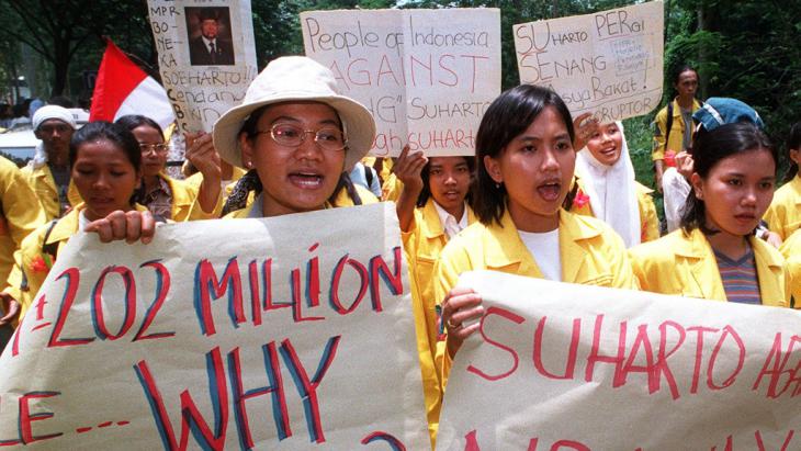 Students at the University of Indonesia (UI) demonstrate against Suharto (photo: Getty Images/AFP/R. Gacad)