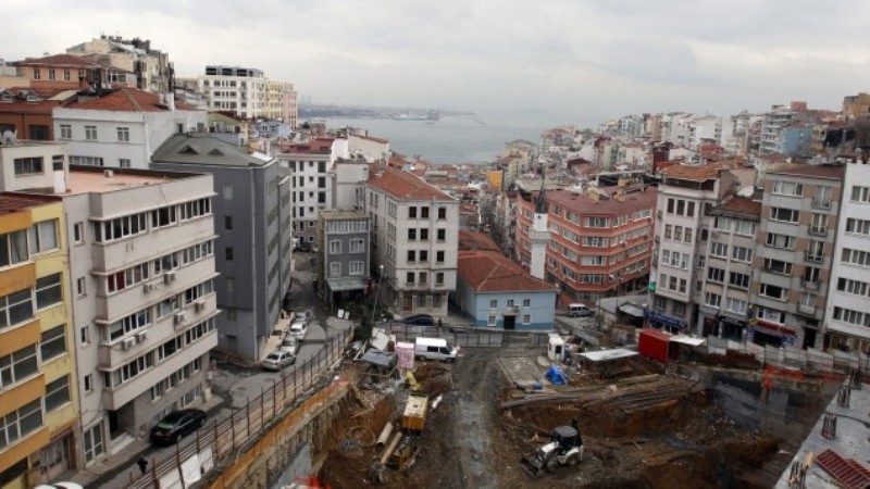 Blick auf eine Großbaustelle und den Bosporus in Istanbul; Foto: picture alliance/dpa/Friso Gentsch