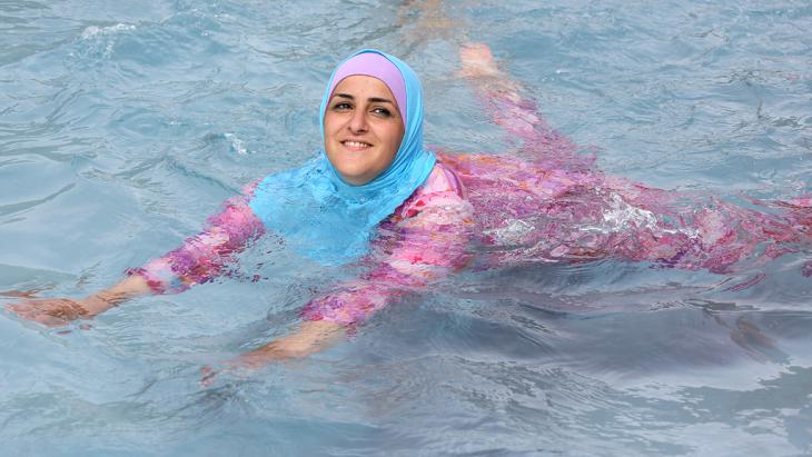 The burkini – a full-body swimming costume for Muslim girls (photo: picture-alliance/dpa)