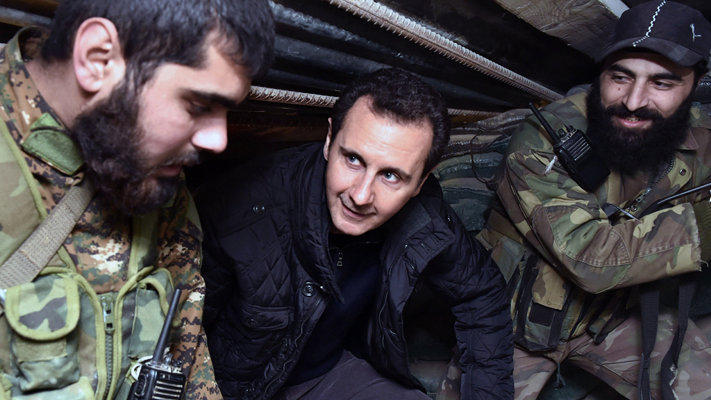 Syriens Präsident Baschar al-Assad während eines Truppenbesuchs bei Damaskus; Foto: AP