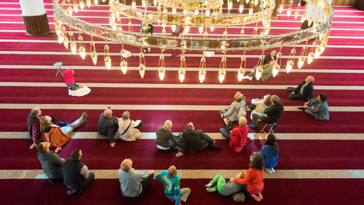 Mosque Open Day: guided tour in the prayer room of the Merkez Mosque in Duisburg (photo: picture-alliance/dpa/M. Skolimowska)