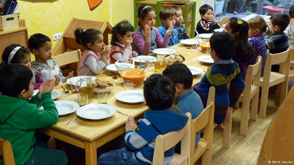 أطفال يرددون دعاء الطعام قبل الأكل في روضة أطفال إسلامية في مدينة كارلسروه الألمانية