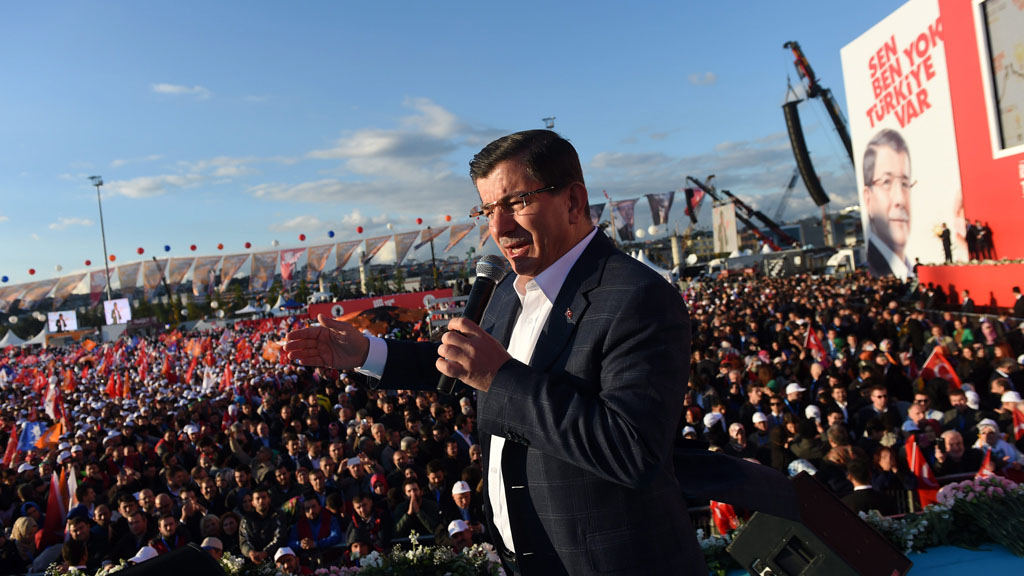 Turkish premier Davutoglu speaks at an AKP election rally (photo: picture-alliance/dpa/B. Kilic)