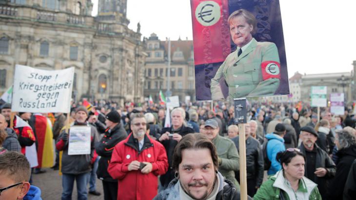 PEGIDA demonstrators in Dresden (photo: picture-alliance/dpa/M. Kappeler)