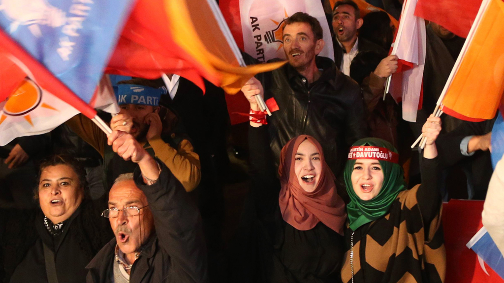 AKP supporters receive the first election results outside party headquarters in Ankara (photo: Getty Images/AFP/A. Altan)