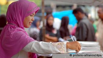 Eine Frau wählt in Indonesien (Foto: picture alliance / dpa)