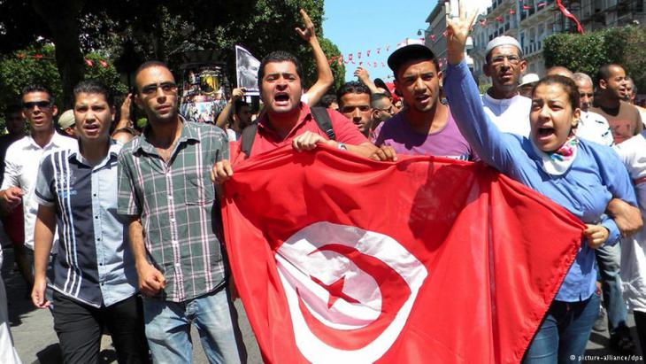 Protests following the murder of Chokri Belaids in Tunis (photo: dpa/picture-alliance)