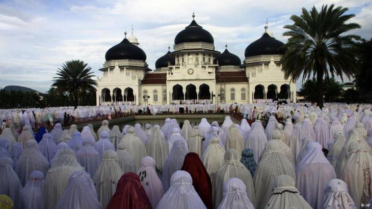 Women at prayer in Indonesia (photo: AP)