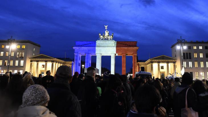 Solidarity with France: the Brandenburg Gate illuminated in the colours of the French flag (photo: Getty Images/AFP/T. Schwarz)